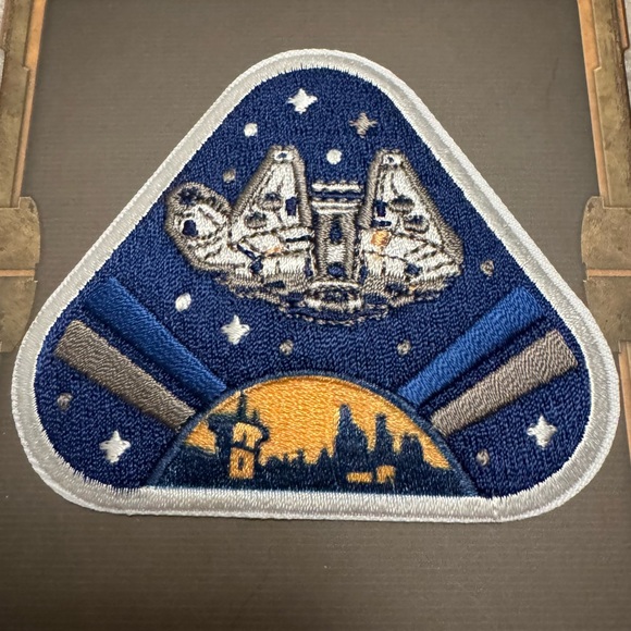 Star Wars Galaxy’s Edge Black Spire Outpost Millennium Falcon Patch - Picture 2 of 3